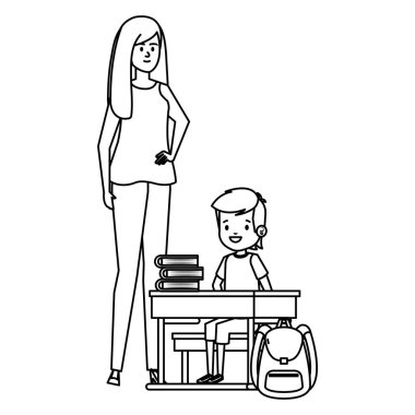 öğrenci erkek kadın öğretmen ile okul masasında oturan