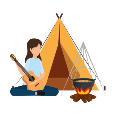 kamp çadırı ve kamp ateşi ile gitar çalan genç kadın