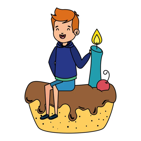Boldog kisfiú ül a torta gyertyával — Stock Vector