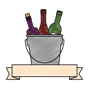 Şarap şişeleri kovada.