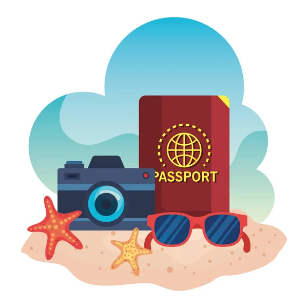 모래 해변에서 불가사리가있는 여권과 선글라스가있는 카메라 — 스톡 벡터