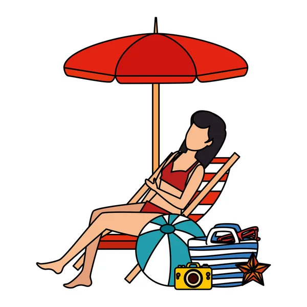 Hermosa mujer con traje de baño sentado en la silla de playa y bolsa — Vector de stock