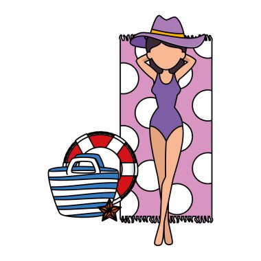 havlu rahatlatıcı mayo ve çanta ile güzel kadın