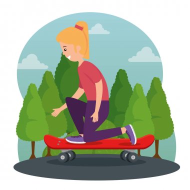 gündelik giysiler ile kaykay oynayan kız çocuk