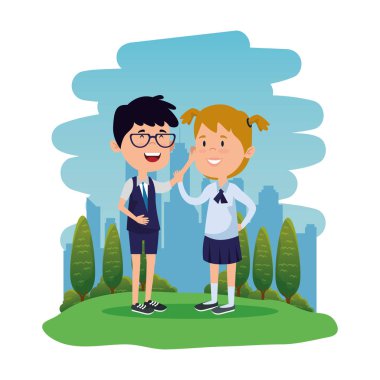 alanında mutlu küçük öğrenciler çift