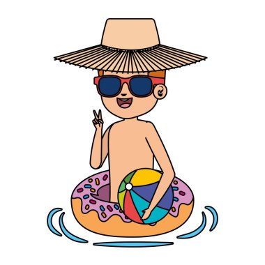 donut şamandıra ve plaj balonu ile sevimli küçük çocuk