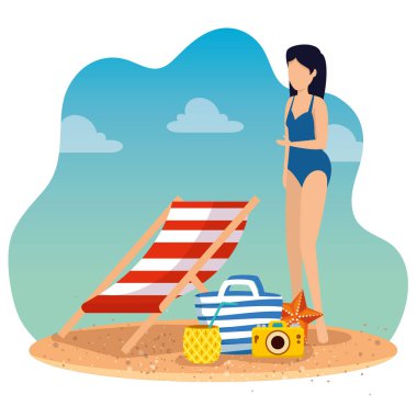 bronzlaşma sandalye ve çanta ile mayo giyen kadın