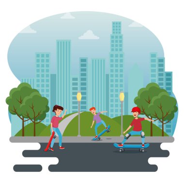 parkta kaykay uygulayan kız ve erkek