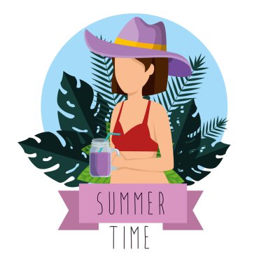 şapka ve smoothie içecek ile mayo giyen kadın