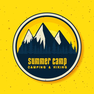 çam ağaçları ile karlı dağların etiket