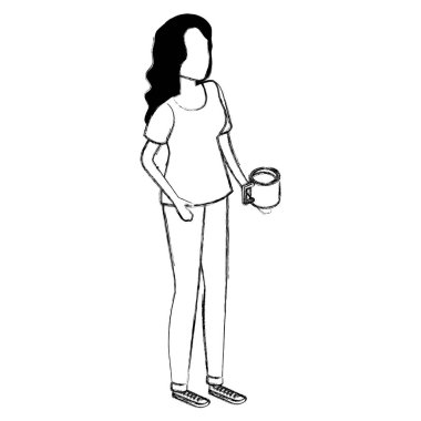 Kahve fincanı olan genç bir kadın.