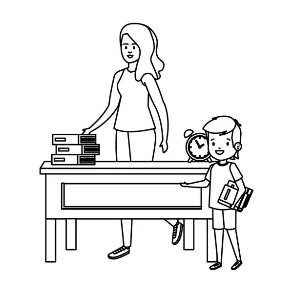 Щасливий студент хлопчик з вчителькою за столом — стоковий вектор