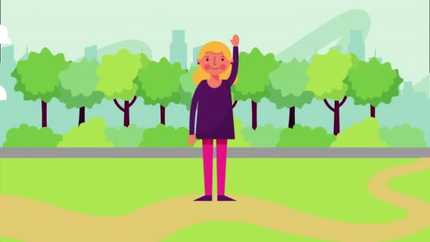 Mujer joven saludando en el paisaje del parque — Vídeos de Stock