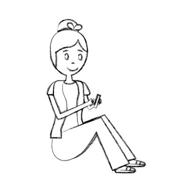 bir katta oturan cep telefonu kullanarak kadın