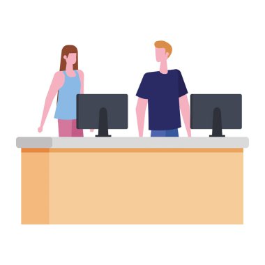 bilgisayarlar ile masada çalışan çift