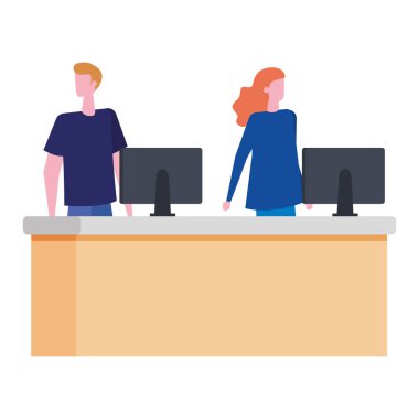 bilgisayarlar ile masada çalışan çift