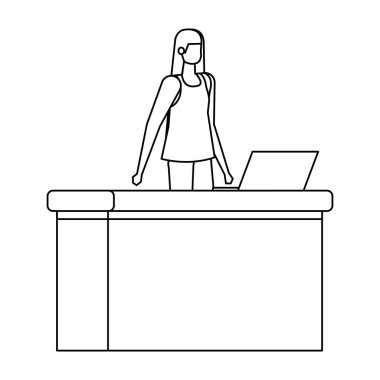 bilgisayar ile masada çalışan kadın