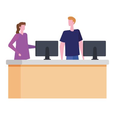 bilgisayarlar ile masada çalışan çift