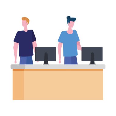 bilgisayarlar ile masada çalışan erkekler