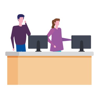 bilgisayarlar ile masada çalışan çift