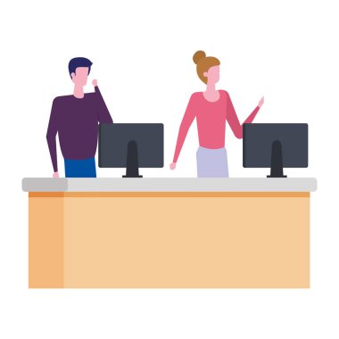 bilgisayarlar ile masada çalışan çift