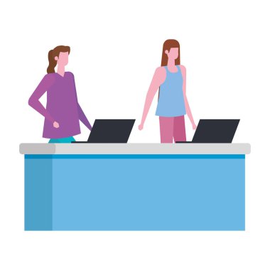 bilgisayar ile masada çalışan kadınlar