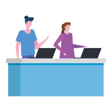 bilgisayarlar ile masada çalışan çift