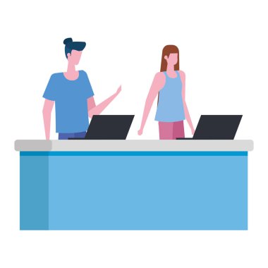 bilgisayarlar ile masada çalışan çift