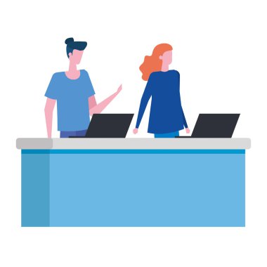 bilgisayarlar ile masada çalışan çift