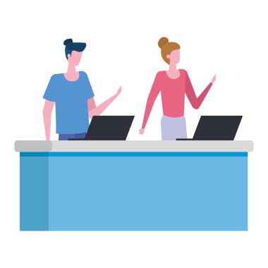 bilgisayarlar ile masada çalışan çift