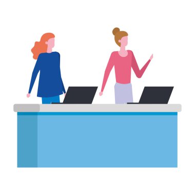 bilgisayar ile masada çalışan kadınlar