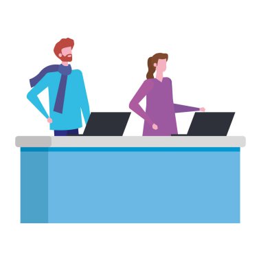 bilgisayarlar ile masada çalışan çift