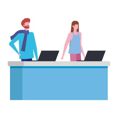 bilgisayarlar ile masada çalışan çift