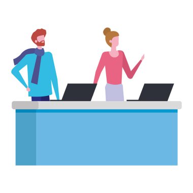 bilgisayarlar ile masada çalışan çift