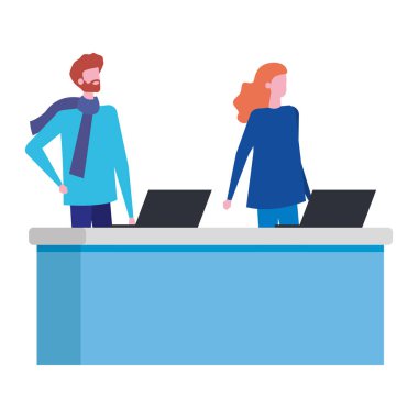 bilgisayarlar ile masada çalışan çift