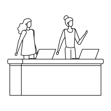 bilgisayar ile masada çalışan kadınlar