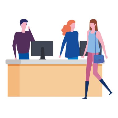 bilgisayar ve kadın müşteri ile masada çalışan çift