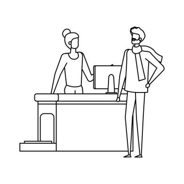 bilgisayar ve adam gezginiyle havaalanında çalışan kadın