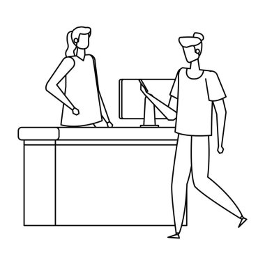 bilgisayar ve adam gezginiyle havaalanında çalışan kadın