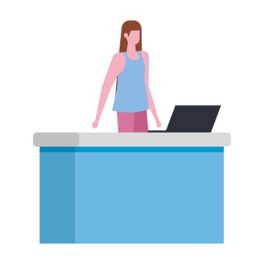 bilgisayar ile masada çalışan kadın