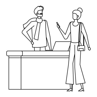 Kadın gezgin ile havaalanında çalışan adam