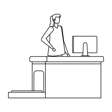 bilgisayar ile havaalanında çalışan kadın