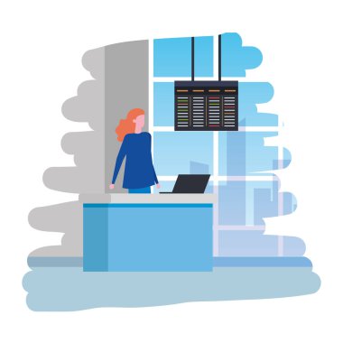 bilgisayar ile havaalanında çalışan kadın