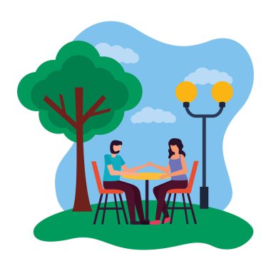 çift masada romantik parkta yemek