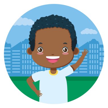 şehir parkında duran mutlu çocuk