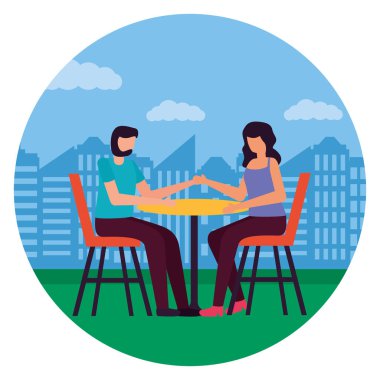 Çift masada romantik şehir parkı yemek