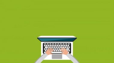 sosyal medya teknolojisi ile dizüstü bilgisayar kullanarak eller