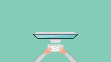 sosyal medya teknolojisi ile masaüstü kullanan adam