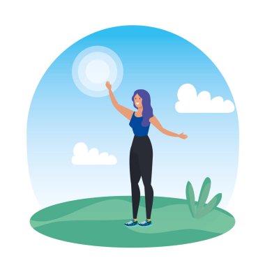 mutlu genç kadın parkta kutluyor