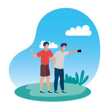 Genç erkek arkadaşlar parkta bir selfie alıyor